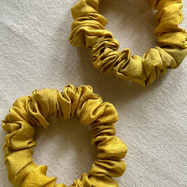 Small Grass Silk Scrunchie - Kala Curry